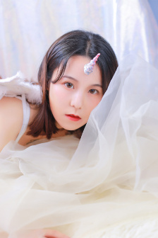 他把手探进我的衣服下摆